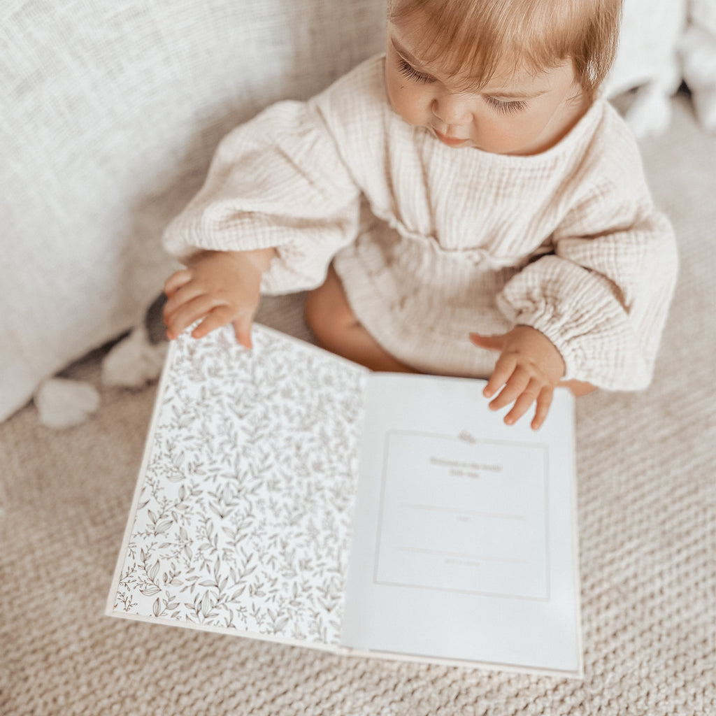FJ035-BabyBook-MiniOatmeal-TwoBrisbaneMamas-15-square_6645b7b1-f3bd-43b3-93f0-b0858fb0227a.jpg