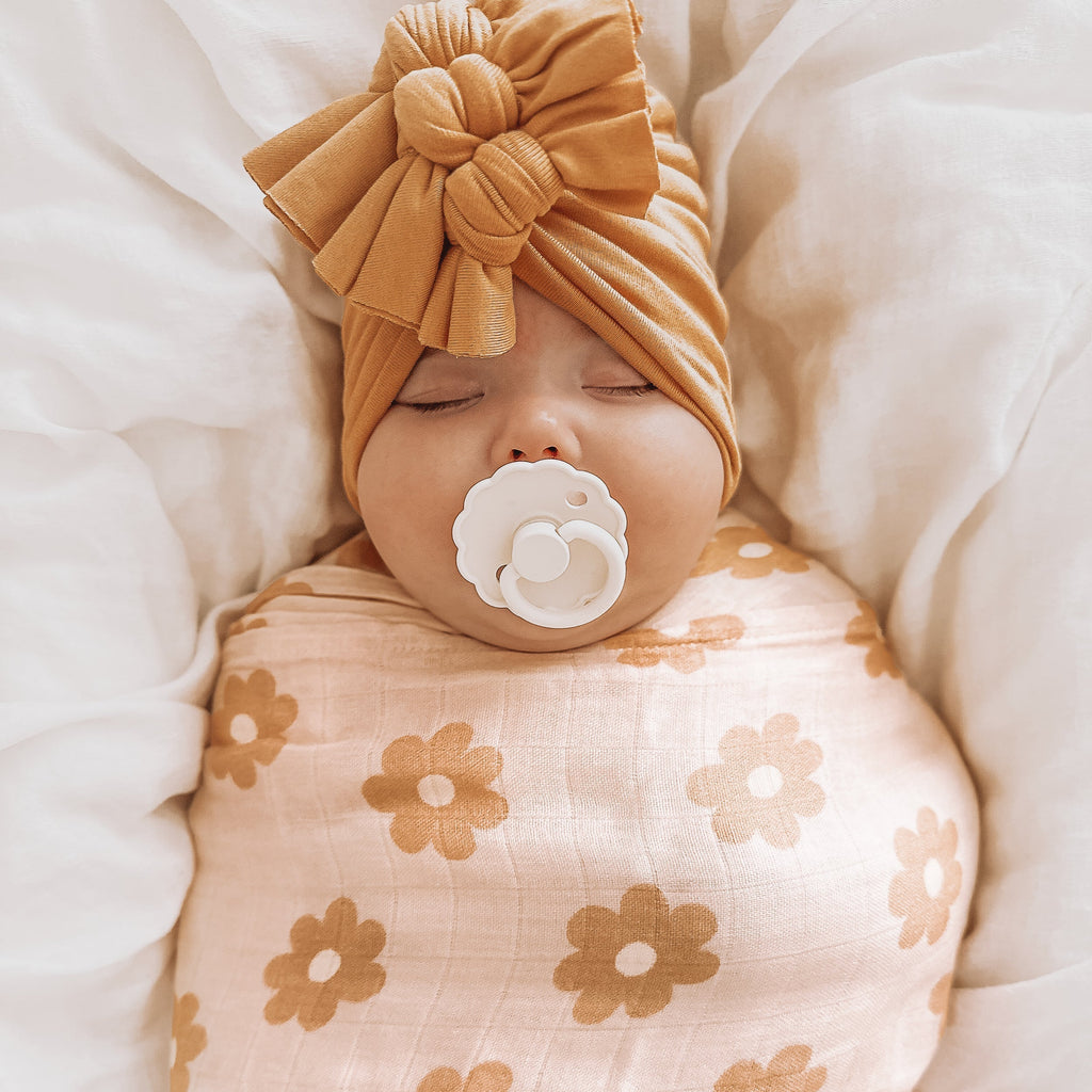 MWRAP18-DaisyChainSwaddle-LikedByLeo-2-square.jpg